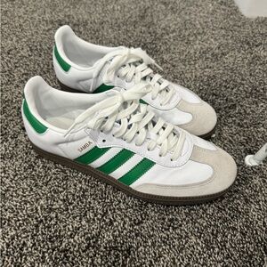 NEVER WORN GREEN AND WHITE SAMBAS SIZE 8 WITH BOX